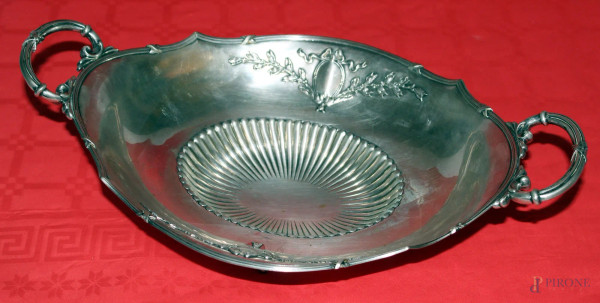 Alzata centrotavola in argento di linea ovale con manici e bordo lavorato con particolari sbalzati, gr. 530, h. 9x36x23 cm