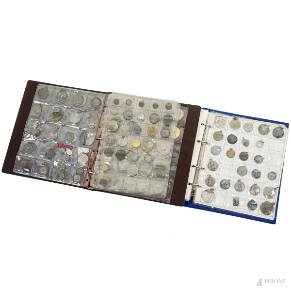 Collezione di monete e medaglie in metallo e argento, epoche diverse