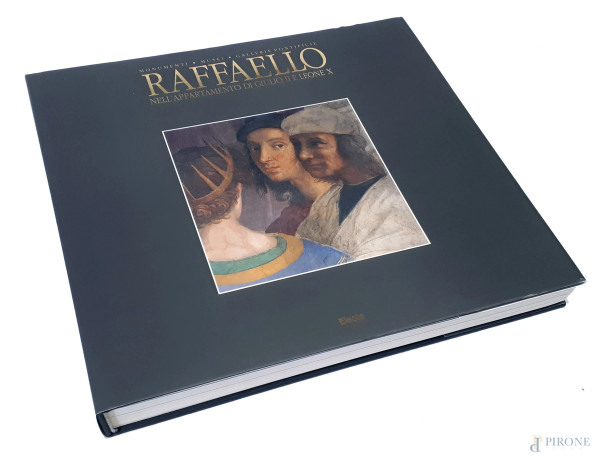 Raffaello nell’appartamento di Giulio II e Leone X, Electa Editore, 1993, sovracoperta, copertina cartonata e cofanetto con rilegatura in tela, pagg. 352, illustrazioni a colori, cm 34x31, numerose tavole a espansione all’interno, edizione prestigiosa, volume nuovo