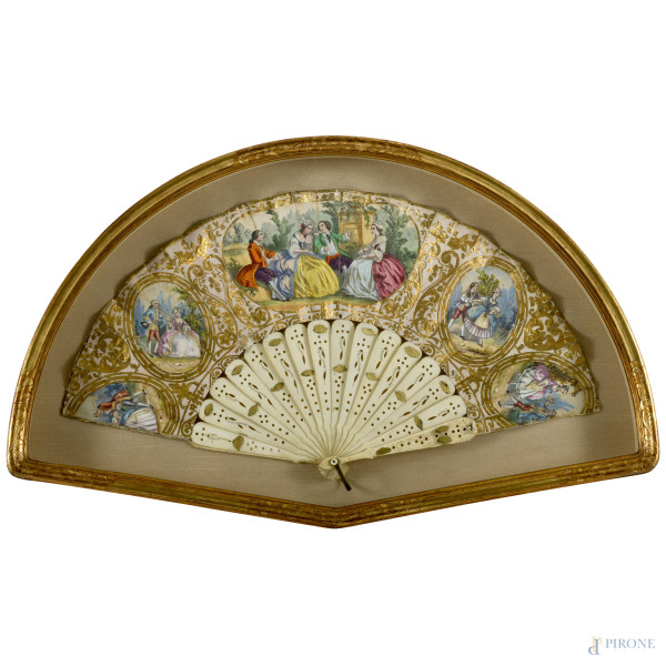 Ventaglio in carta dipinto con scene galanti con decorazioni a roccailles dorate su fondo bianco, XIX secolo, cm 26x48 entro cornice (baheca)