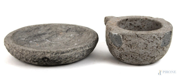 Lotto di un piatto ed un mortaio in pietra, altezza cm. 8, diametro cm. 18, (difetti)