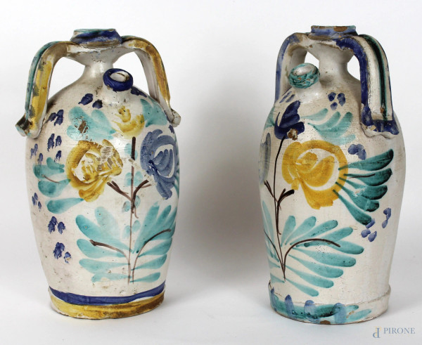 Coppia di versatoi biansati in ceramica Caltagirone, decoro policromo a motivo floreale, altezza cm.26,5, XIX secolo