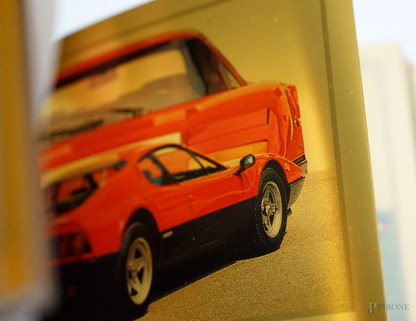 I miti del nostro tempo - Il Libro d'oro Ferrari, con 25 lastre in oro 999,9, misura della teca c...