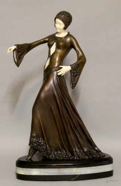 Figura Liberty, scultura in bronzo con applicazioni in avorio, poggiante su base in bronzo,  XX sec, firmata, altezza 49 cm.
