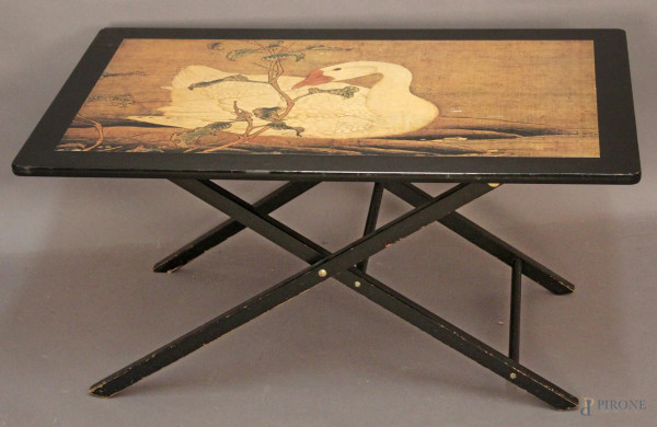Basso tavolino di linea rettangolare in legno ebanizzato con piano a decoro di oca, base pieghevole, altezza 40x81,5x51,5 cm, XX secolo.