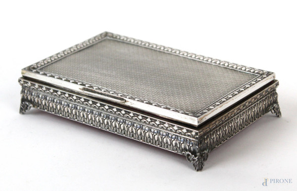 Scatola rivestita in argento, decori incisi e sbalzati, cm 4x16,5x11