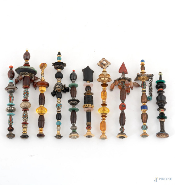 Lotto di dieci sigilli in materiali vari, XX secolo, altezza massima cm 23, (segni di usura, difetti)