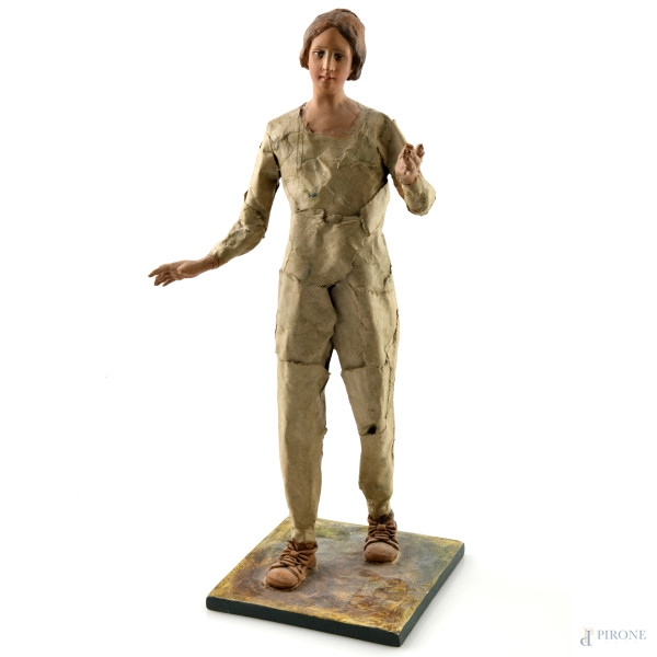Figura femminile, XX secolo, scultura in terracotta e materiali vari, altezza cm 39,5, (segni di usura, rotture, mancanze, scalfiture, difetti)