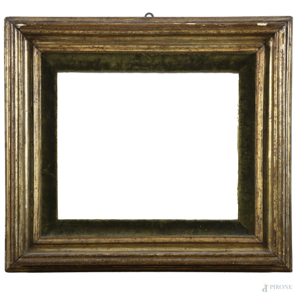 Cornice in legno intagliato e dorato, XX secolo, cm 55,5x62,5; luce cm 32,5x40, (segni di usura, fessurazioni, scalfiture, difetti, cadute di doratura)