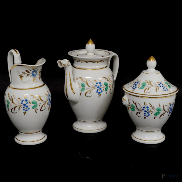 Servizio da caffè in porcellana con decori a motivi floreali nei toni nel blu, verde e oro, XX secolo, (difetti)
