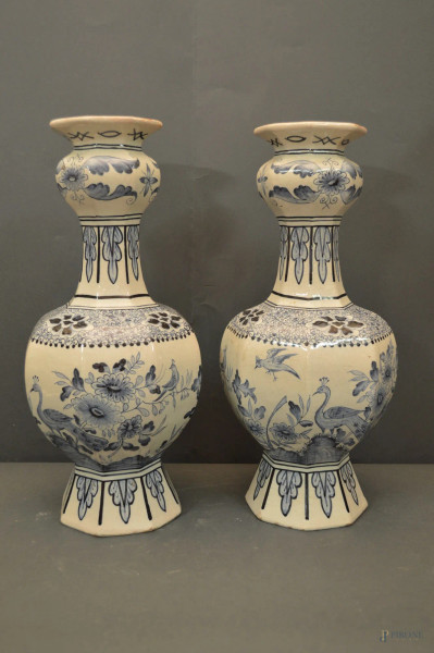 Coppia vasi di linea ottagonale in maiolica smaltata a tutto decoro di fiori e uccelli primi 900, h.39 cm