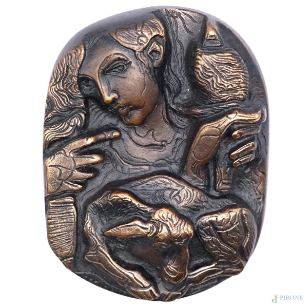 Medaglia in bronzo di Floriano Bodini, Aziende Scaglia, 1981, al verso Donna con fuso per filare e capretta, al recto simboli dell'attività dell'Azienda, cm 8x6