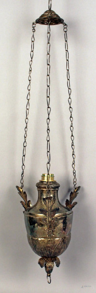 Antica lampada votiva in metallo argentato, montata a luce elettrica, altezza 25 cm.