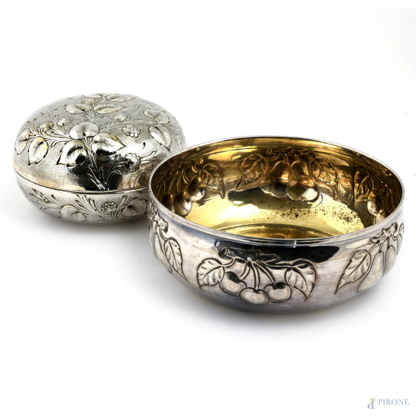 Lotto composto da porta bon-bon e centrotavola in argento 800/000 e interno vermeil, misure massime cm 7x18,5, peso complessivo gr 780