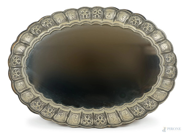 Vassoio a specchio con cornice in argento lavorato, decori floreali e fogliacei incisi e sbalzati, cm 46,5x33,5x3, metà XX secolo