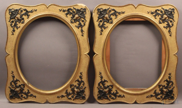 Coppia di cornici in legno dorato con particolari ebanizzati, (misure interne 61x49 cm, ingombro 75x63 cm).