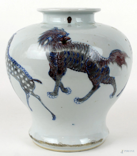 Vaso cinese in porcellana bianca con smalti in blu e rosso, decori raffiguranti animali, alt. cm 23, XX secolo, (difetti)