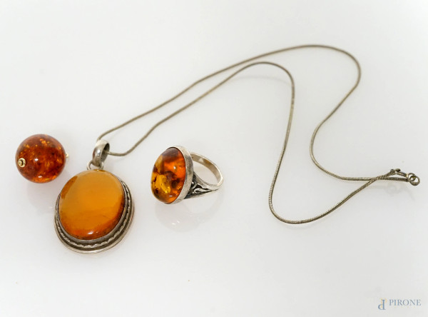 Lotto composto da una collana, un anello ed un ciondolo, in argento oro e ambra, peso totale gr. 28,9