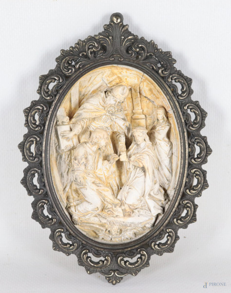 Bassorilievo in gesso a serto ovale raffigurante Sposalizio della Vergine, XX secolo,  entro cornice, misure complessive cm 17x12,  (segni di usura, scalfiture, rotture, mancanze, restauri, difetti)