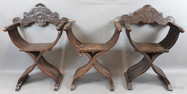 Tre sedie Savonarola in noce intagliato, prima metà del XX secolo, (difetti)