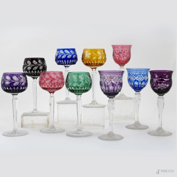 Lotto di 10 calici in cristallo colorato di varia foggia, XX secolo, altezza massima cm 19,5, (segni di usura)