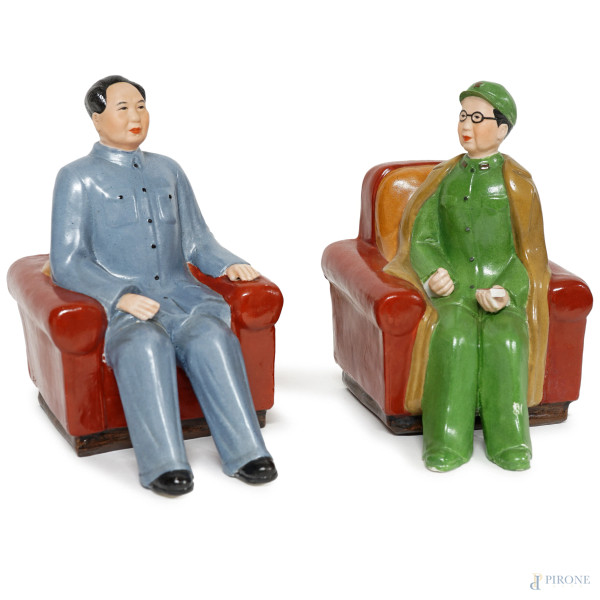 Il presidente cinese Mao Zedong e la moglie, in porcellana policroma, Cina, XX secolo, marchi sotto la base, cm 14x20x14,5, (difetti, mancanze)