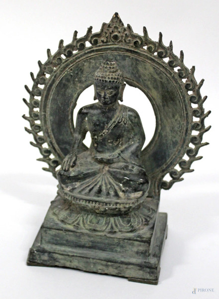 Budda, scultura in bronzo, Arte Orientale, H 25 cm.