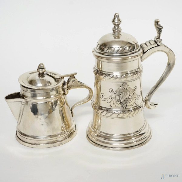 Lotto composto da un piccolo tankard in argento cesellato e sbalzato, Milano, XX secolo, ed una lattiera in argento, Italia, XX secolo, misura max cm 15, peso tot. 440 gr.