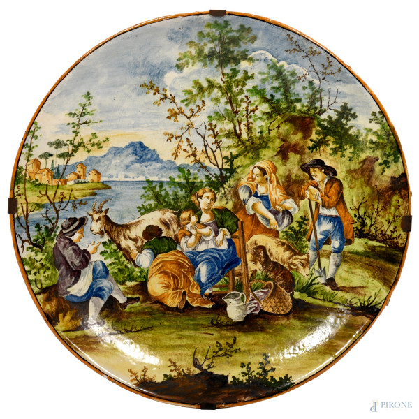 Piatto in ceramica raffigurante idillio campestre, diametro cm 62,5, Manifattura campana degli inizi del XX secolo, (difetti)