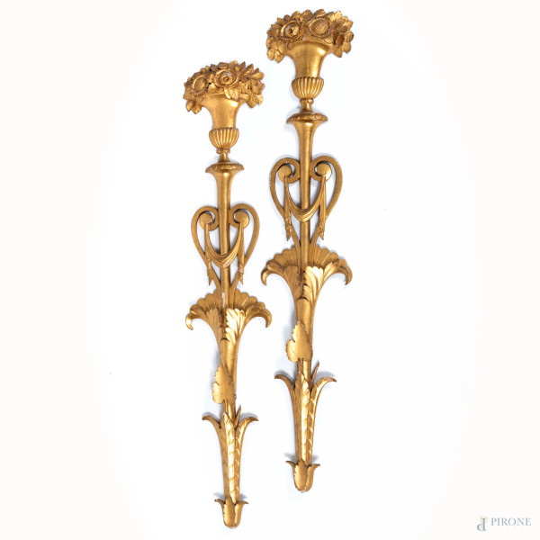 Coppia di elementi decorativi in legno intagliato e dorato raffiguranti candelabre, XX secolo, altezza cm 115, (segni di usura, cadute di doratura, difetti, fori di tarlo)