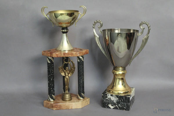 Lotto composto da due premi a forma di coppa in materiali diversi, H 45 cm, ricevuto dal maestro Rolando Nicolosi.