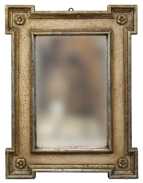 Specchiera di linea spezzata in legno intagliato e dorato a mecca, angoli con decori floreali, misure ingombro cm 80x60, misure luce cm 50,5x31,5,  XX secolo.