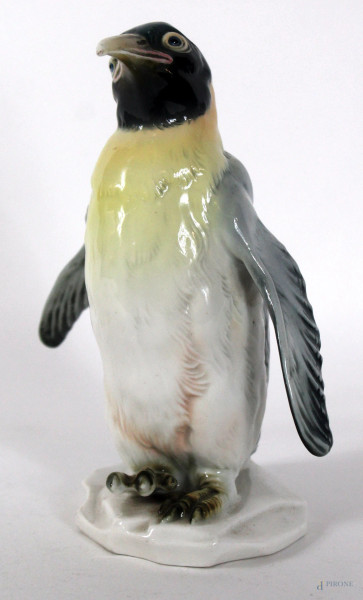 Pinguino in porcellana  policroma, Germania, manifattura Ens, altezza cm 18