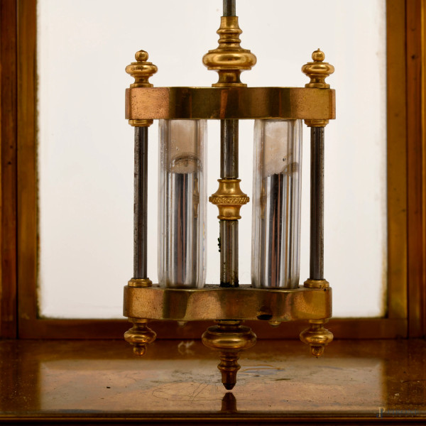 Pendola da tavolo con quadrante a smalto con numeri romani entro teca in vetro e metallo dorato, ...