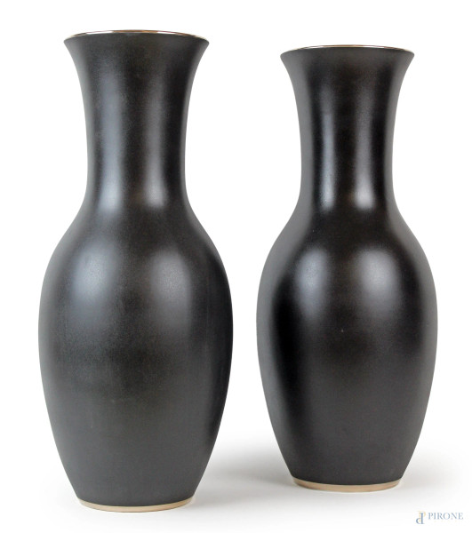 Coppia di vasi Richard Ginori, in porcellana opaca nera, interno bianco lucido, profili argentati, cm h 45, XX secolo