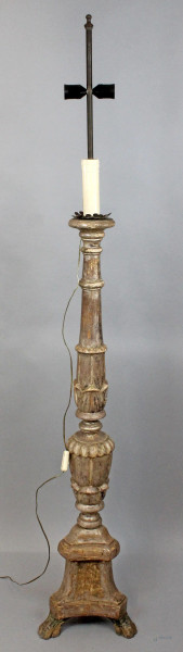 Torcera in legno intagliato e argentato, fusto scolpito a balaustro, base a tripode con piedi a zampa ferina, altezza cm 180, XIX secolo
