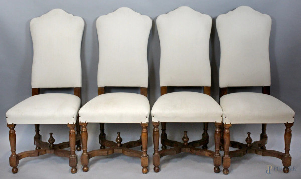 Lotto composto da quattro sedie in noce rivestite in tessuto bianco, XX seolo.