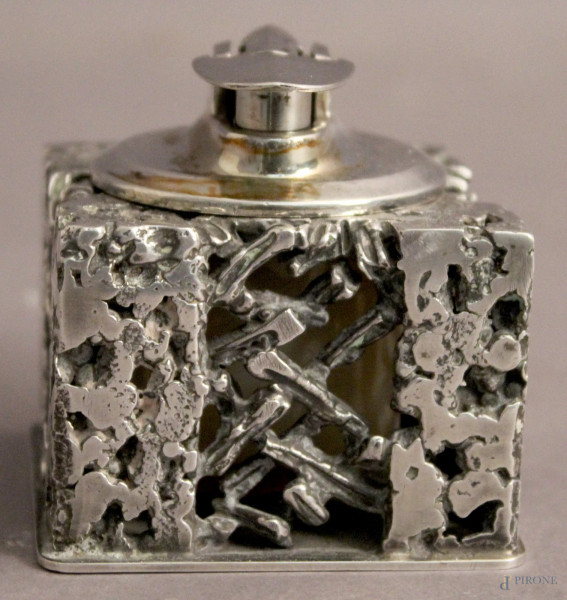 Porta accendino in argento cesellato e traforato, firmato Zevola, H 5 cm, gr. 320.