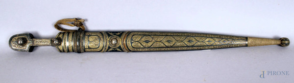 Antico modello di spada orientale in metallo cesellato e niellato, lunghezza 52 cm.