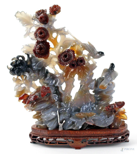Gruppo scultoreo in agata raffigurante rocce, fiori e volatili, altezza cm. 23, Cina, XX secolo.