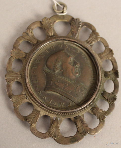 Paolo II, medaglia in bronzo entro cornicetta traforata, diametro 4,5 cm.
