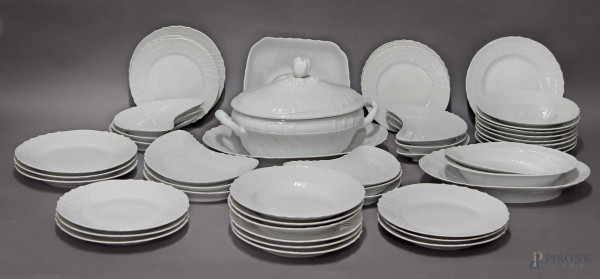 Servizio di piatti in porcellana bianca Richard Ginori, composto da sei fondi, dodici piani grandi, dodici piani medi, sei piani piccoli, dodici vaschette, una zuppiera e cinque piatti da portata.