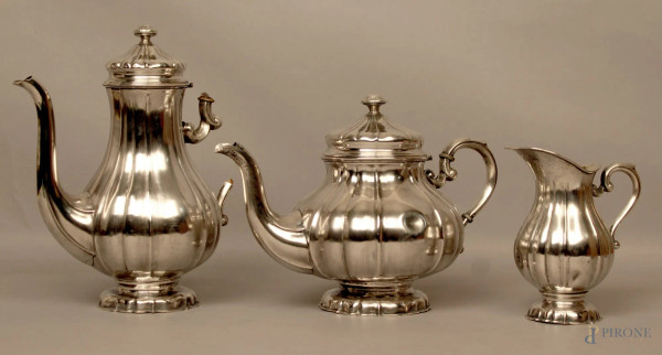 Servizio da the e caff&#232; in argento bacellato composto da una teiera, (difetti), una caffettiera ed una lattiera, H massima 24 cm, gr. 1200.