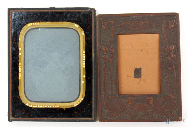 Lotto di due cornici portafoto in bachelite e cartone rivestito in cuoio, misure max cm 25x20, prima metà XX secolo, (difetti e segni del tempo).