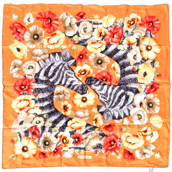 Lotto di due foulard Salvatore Ferragamo a motivi floreali, cm 86x86