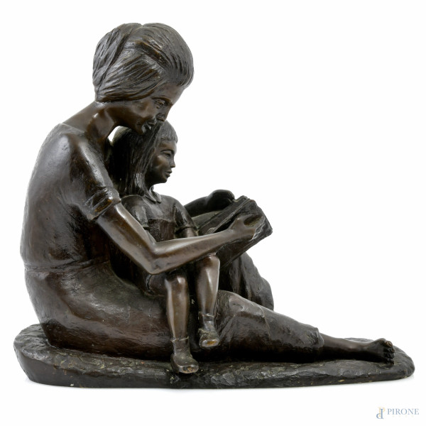 Scultura in bronzo raffigurante madre con figlia in lettura, XX secolo, cm 23,5x26x14,5, firmata