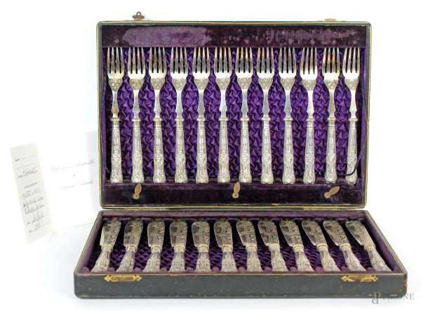Servizio di posate da pesce con manici in argento, Inghilterra, 1902, composto da 12 forchette e 12 coltelli, entro custodia originale