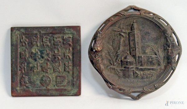 Lotto di due placche in bronzo a soggetti diversi, misure max 12