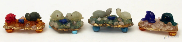 Lotto composto da quattro gruppi di animali diversi in pietre pregiate, poggianti su basi diverse, Lunghezza 7 cm.