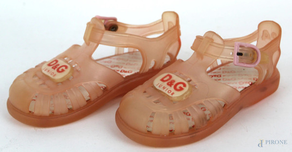 Dolce&Gabbana, sandali da bambina in gomma rosa modello ragnetto, cinturino laterale, (segni di utilizzo).